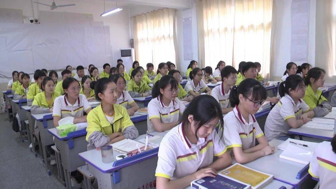 神兽归来奋起直追保康一中高一高二年级学生复学啦