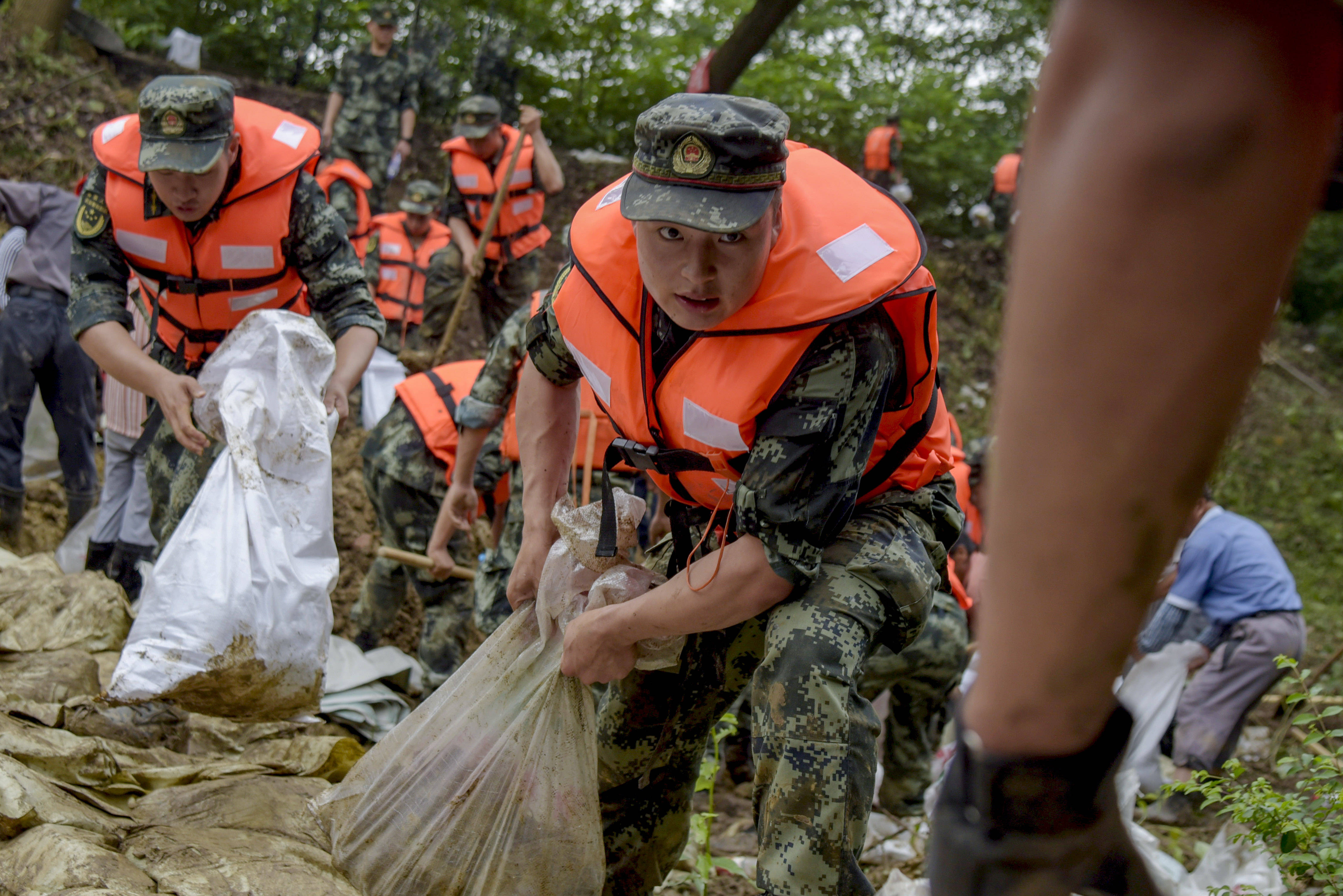 洪水不退子弟兵誓死不退解放军和武警部队官兵参与洪涝灾害抢险救援