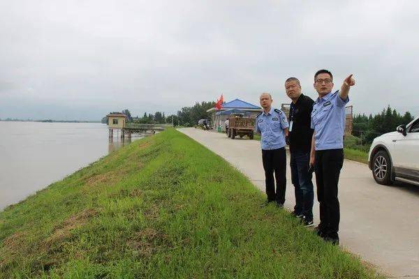 南县副县长,公安局长徐春波实地查看 一线防洪大堤