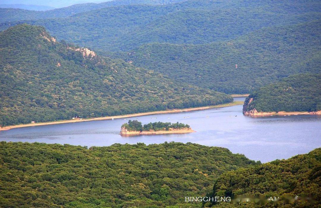 镜泊湖:一半堰塞湖水,一半火山森林