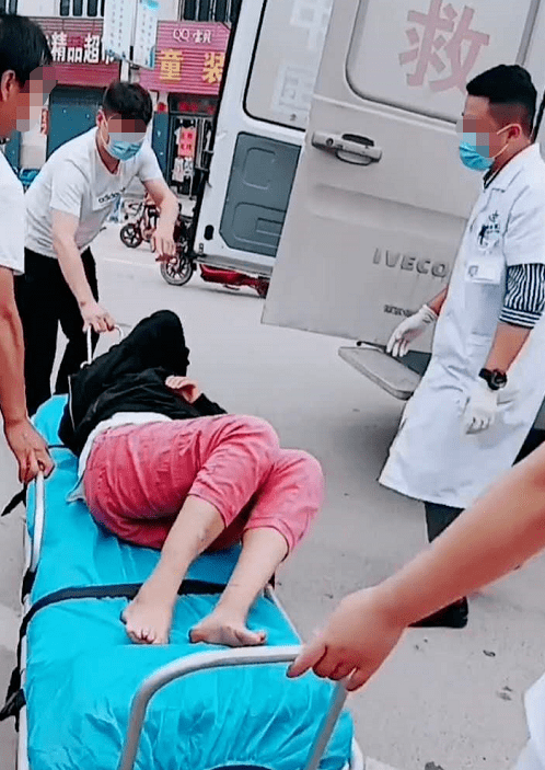 濮阳这个村发生车祸!一人受伤,救护车都来了.