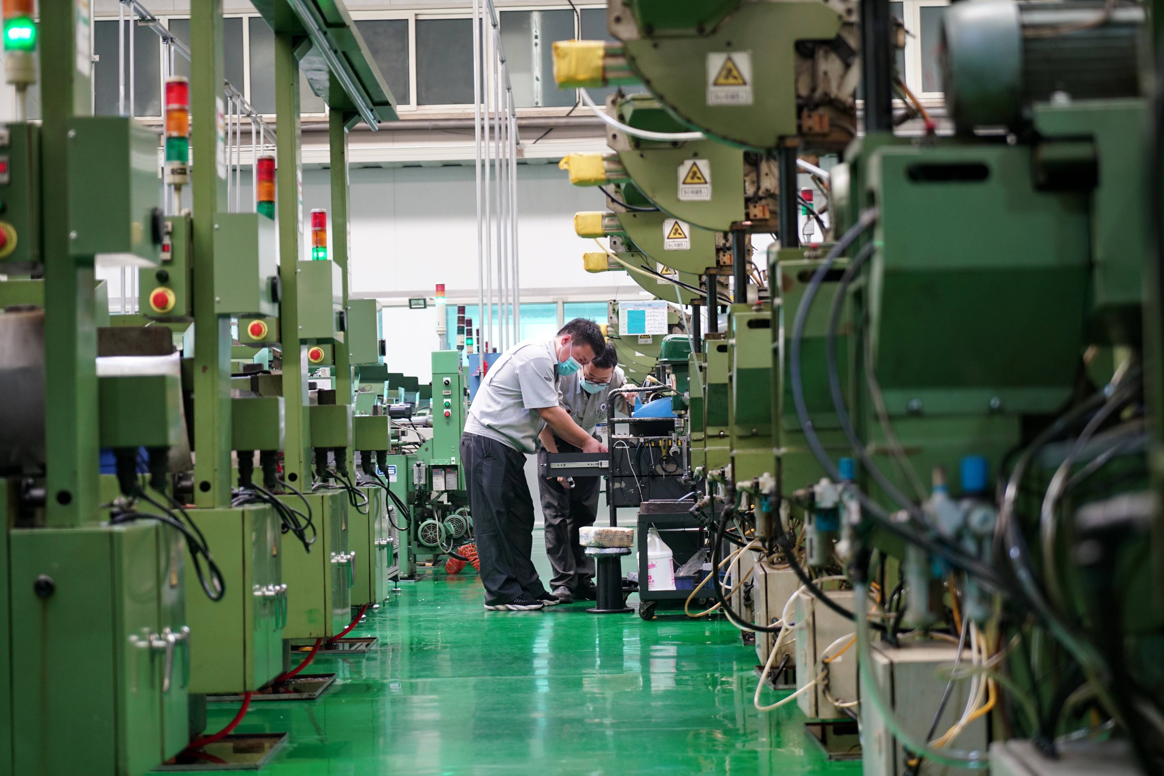 7月16日,唐山松下產業機器有限公司的工人在導電嘴生產車間內工作.