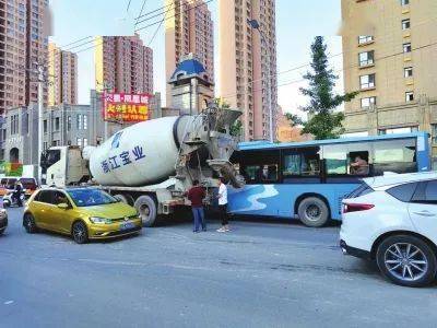 来源:兰州晚报 有人在"今日头条"发消息称九州天昱凤凰城门前发生车祸