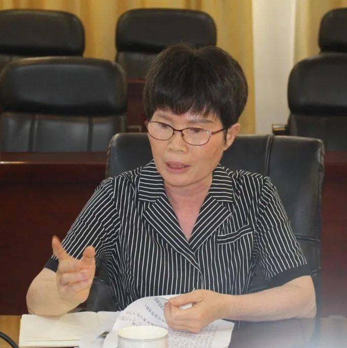 全国人大代表吴玉莲(台山市李树芬纪念中学教师)正研究如何提高海外