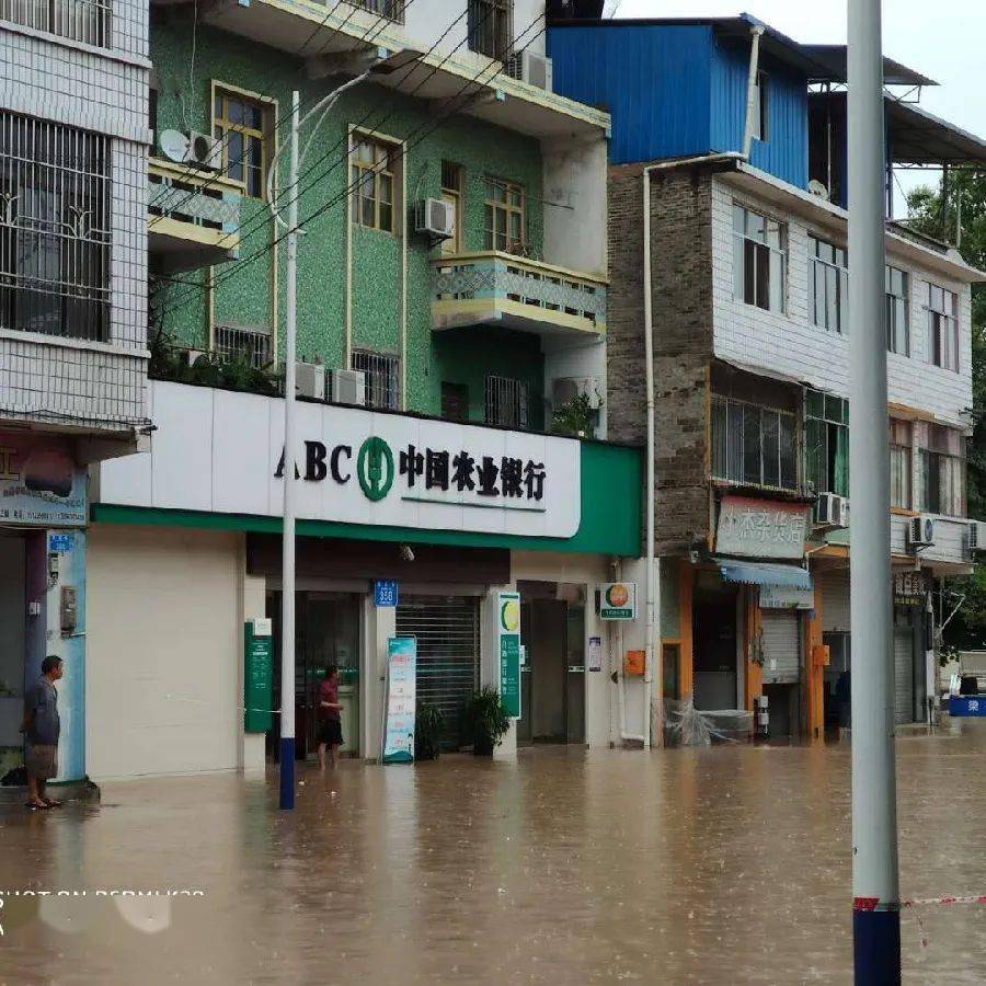 受新一轮强降雨的影响,农行重庆梁平聚奎支行成为本次大暴雨受灾网点
