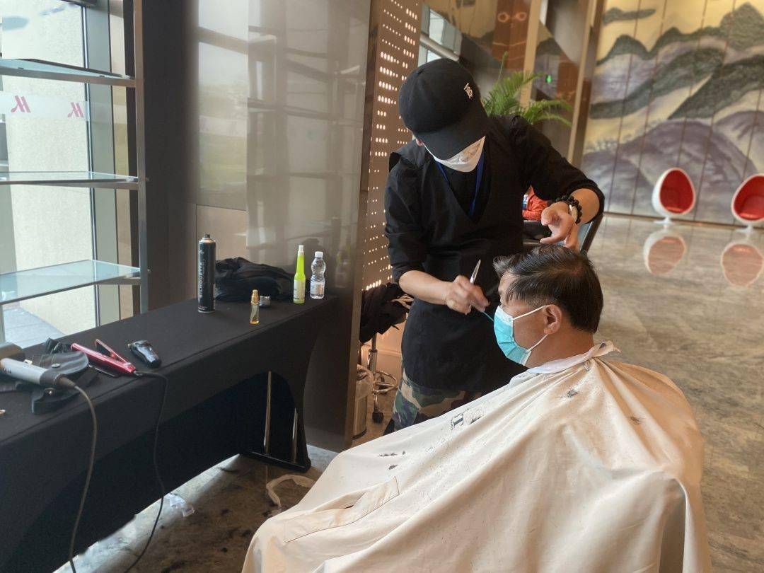 梵珀巴黎美发店走进北京协和医院,为抗疫医务人员公益剪发