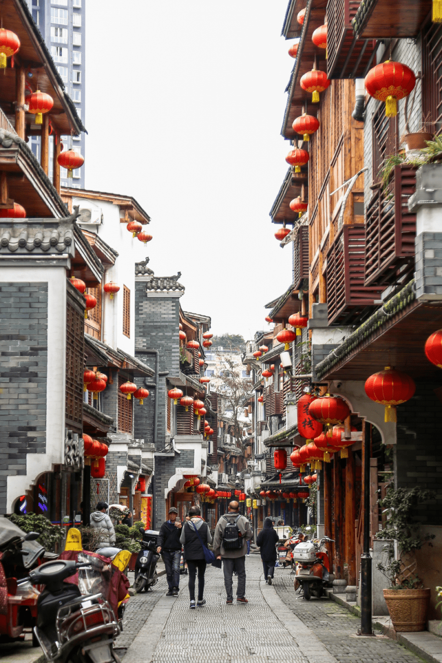 在长沙,有一条古老的街道,名叫都正街.全长314米,宽5.