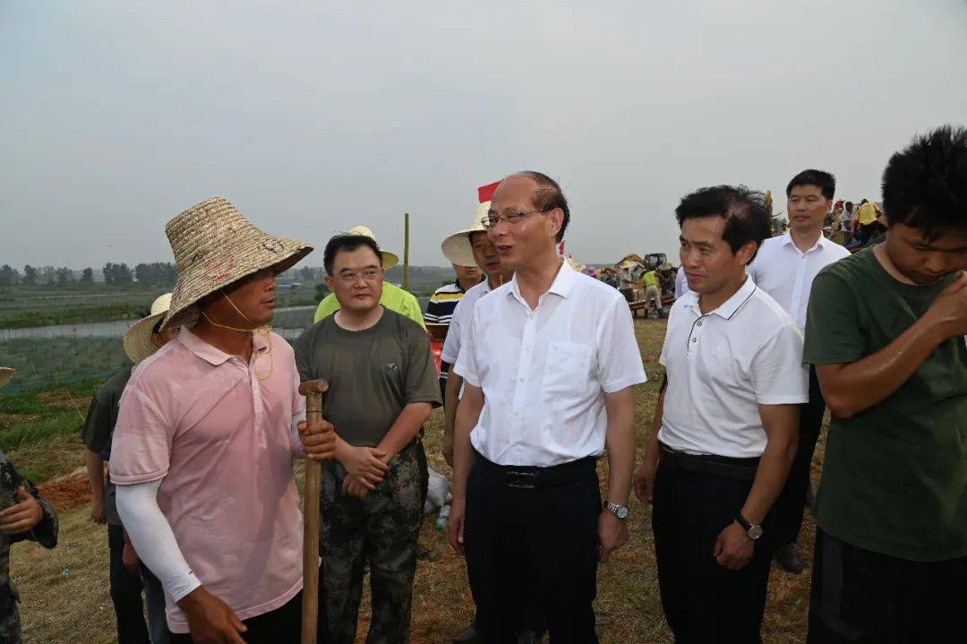 市委秘书长郭毅,市委常委,市委政法委书记胡晓海,县委书记钟益民,县委