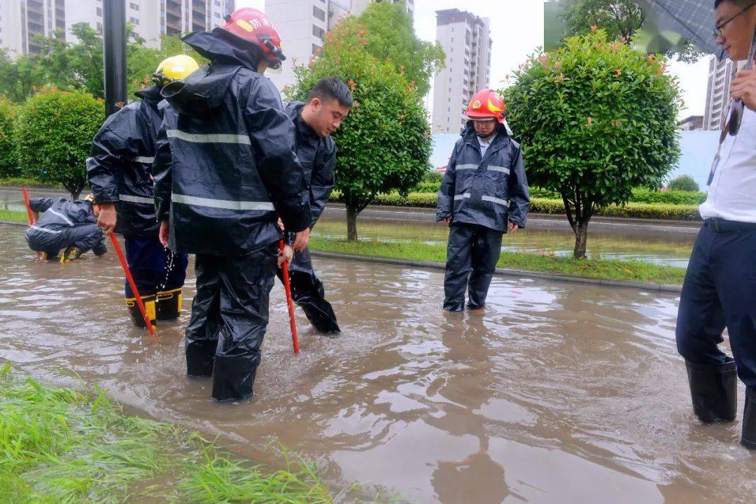 消防指战员积水中寻找雨水管道,协助社区干部排涝 大港路与晟舍新街