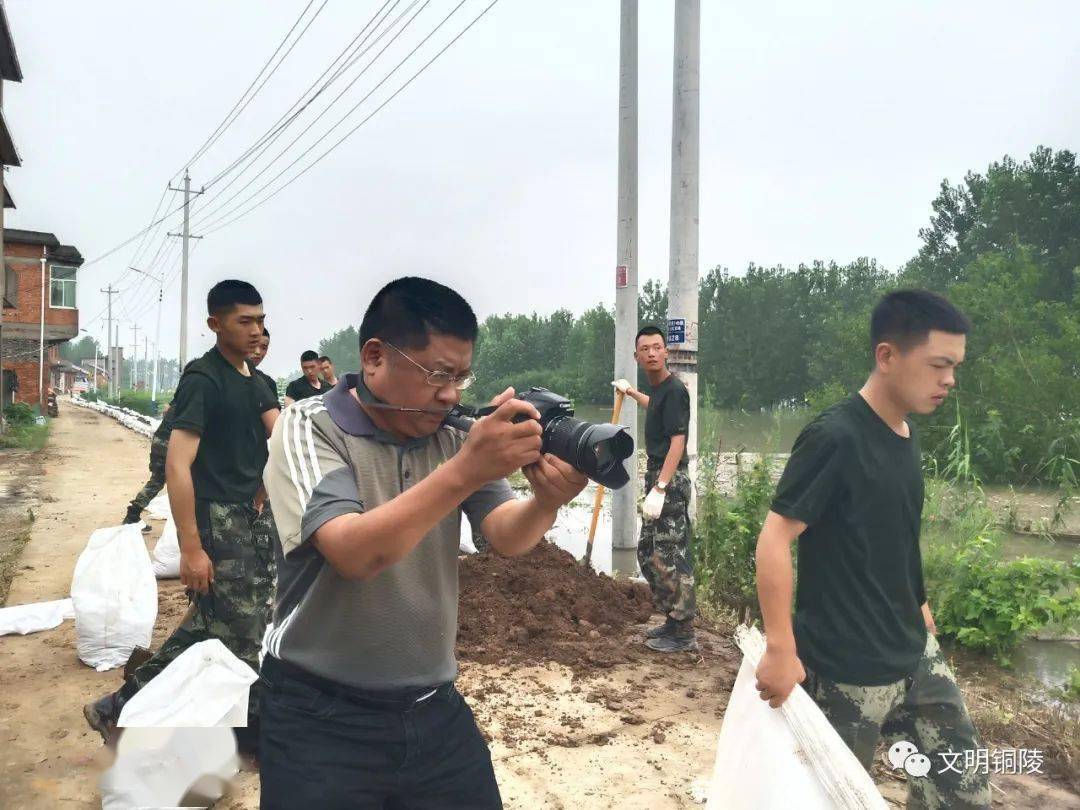 "铜陵好人"陈晨深入胥坝乡,老洲乡等防汛一线
