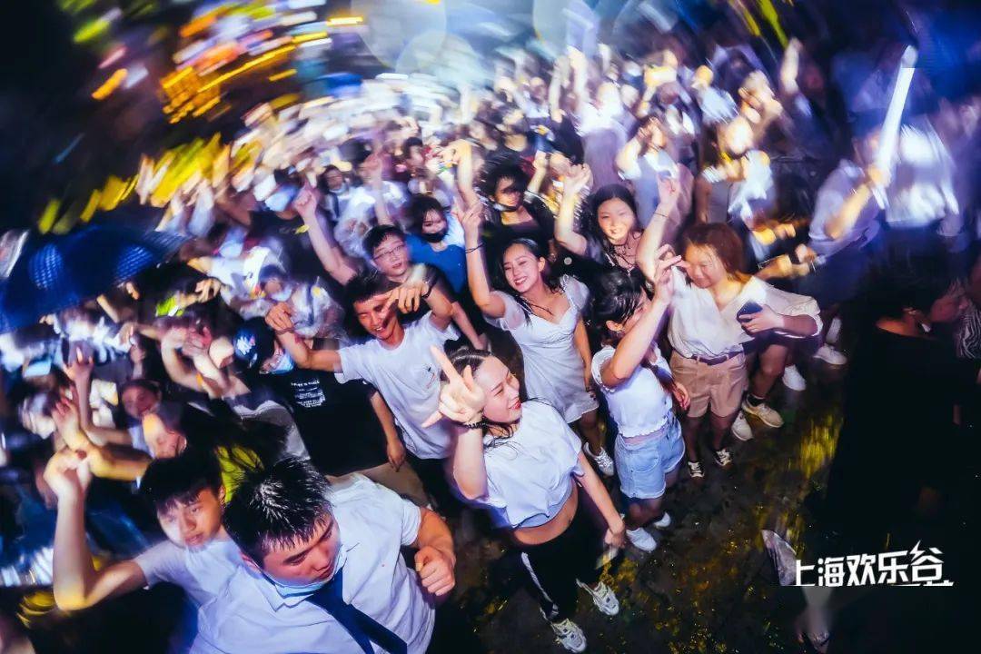 蹦迪从速55小时超长夜场就位上海欢乐谷ev电音节嗨燃魔都之夏n多精彩