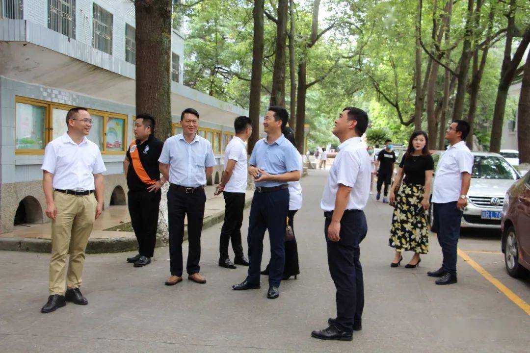 阆中中学党委书记,校长廖茂荣陪同上海市阆中商会校友参观校园