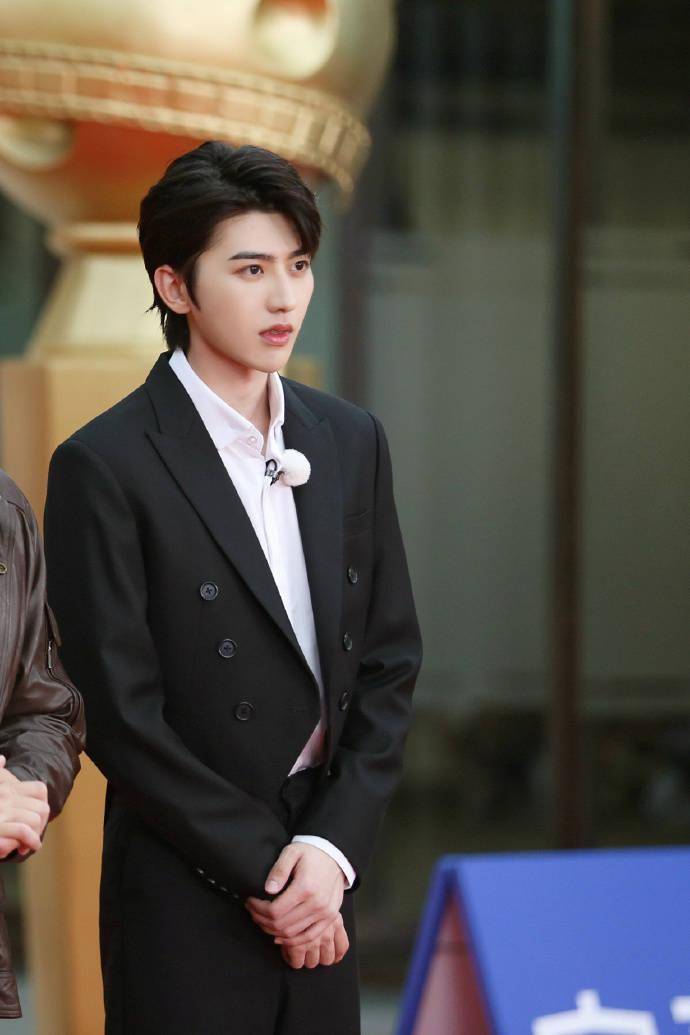 《奔跑吧》蔡徐坤灵活敏捷男子力爆发 分分钟被帅到掉头!