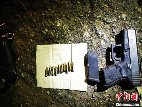 图为缴获的枪支和子弹.红河边境管理支队供图图为缴获的枪支和子弹.