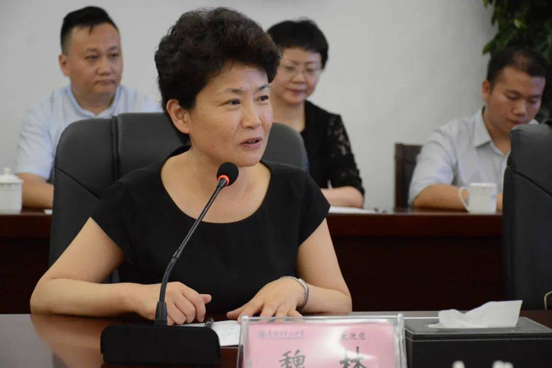 会上,评估专家组组长汪海清代表专家组对评估基本情况,学校示范特色