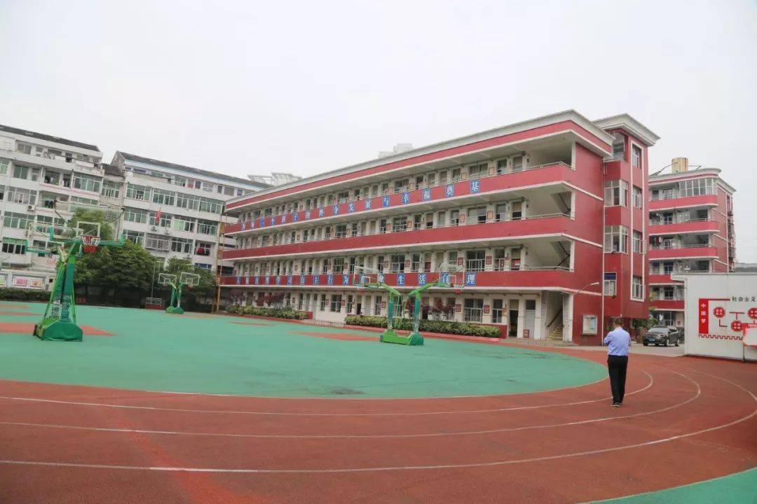 龙港市文汇中学创办于2011年,是一所名校办民校的全日制,寄宿制初中.