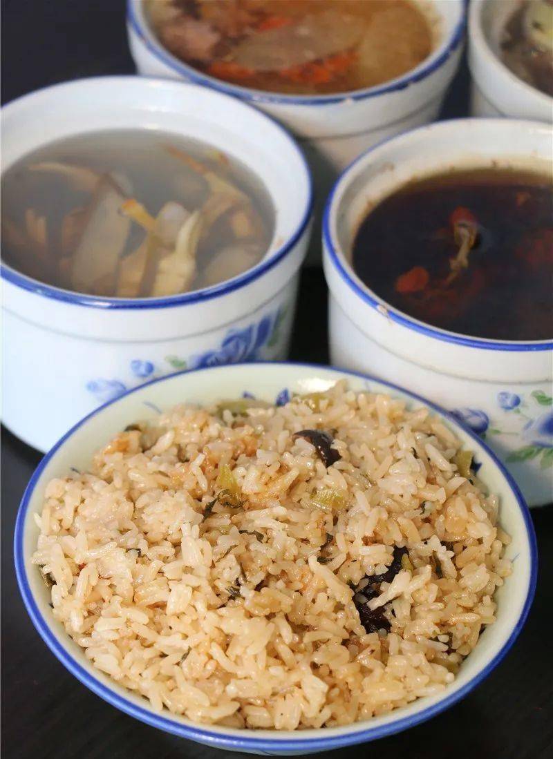 现在搬到这里了!招牌特色咸饭6元一碗!好多人夸!