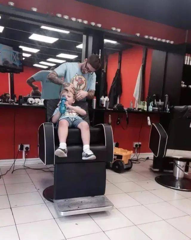 这是全球最暖的花臂理发师专门服务儿童的他有什么特别之处