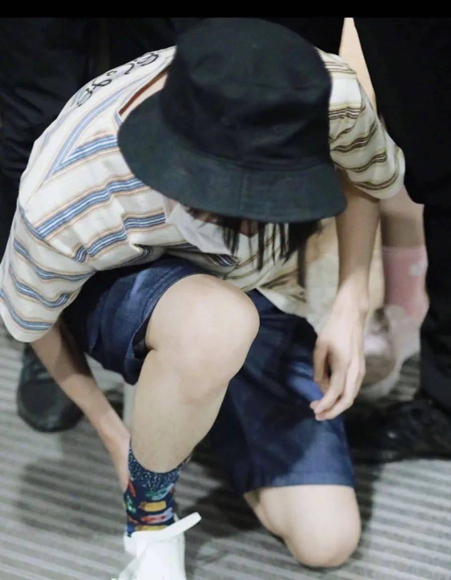 王俊凯着急赶飞机,不料鞋子突然被站街踩掉,下意识反应让助理笑场