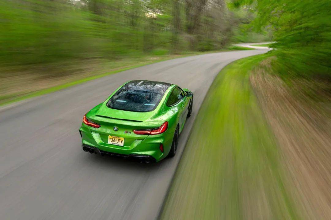绿色奔跑的车图片图片