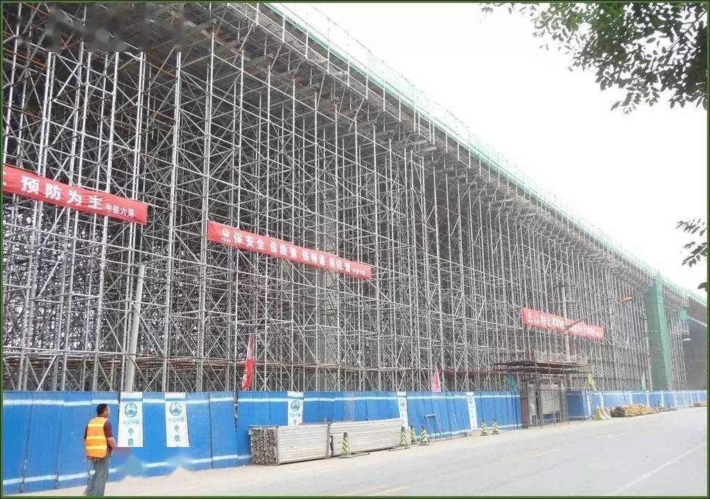 竖向斜杆的两端应固定在纵,横向水平杆与立杆汇交的盘扣节点处.