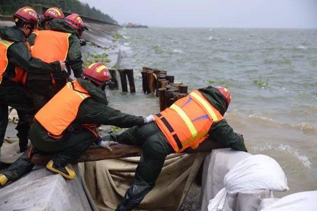 抗洪抢险一线乘风破浪的逆行者