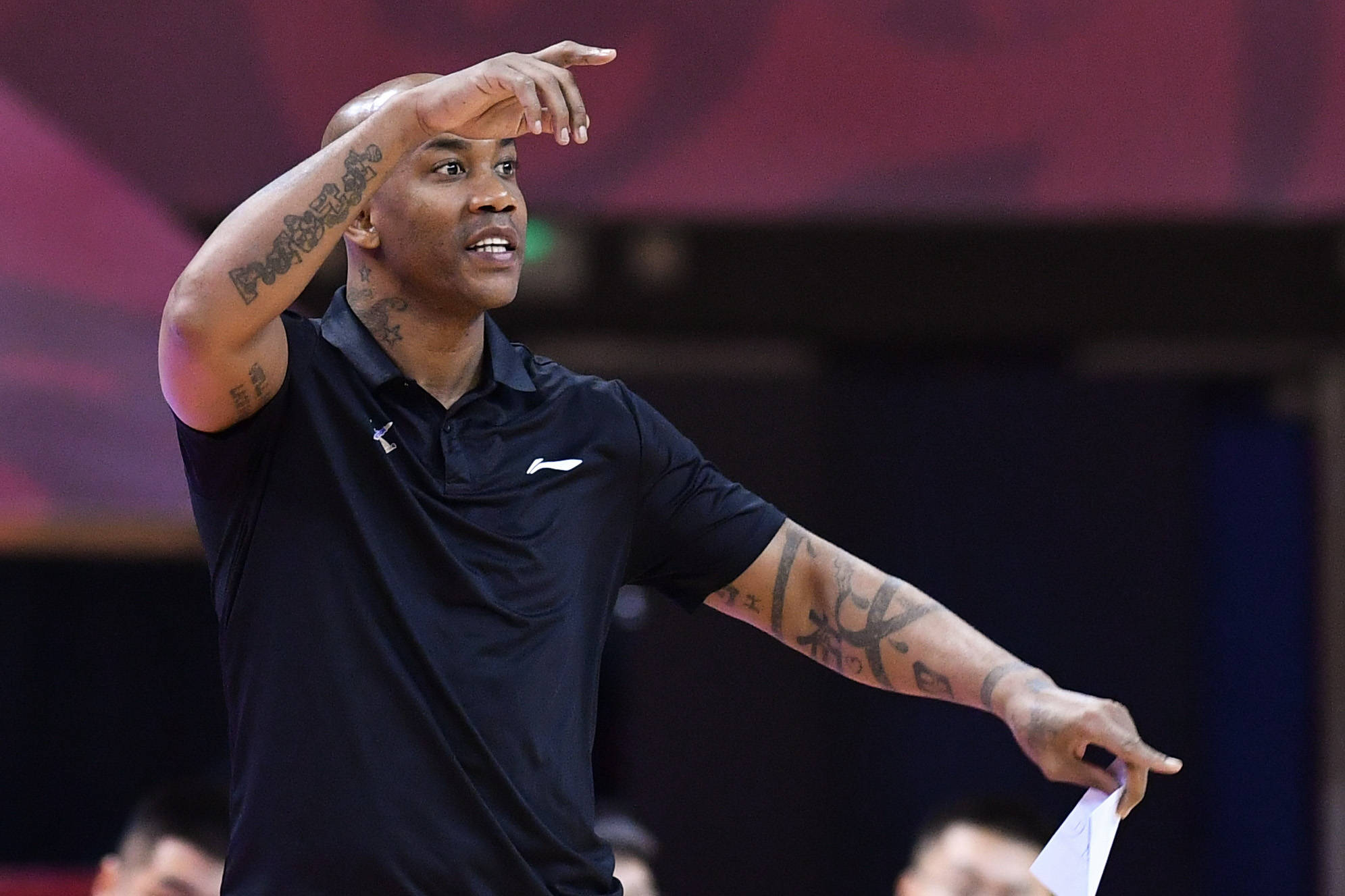 7月19日,北京控股队主教练马布里在比赛中指挥.