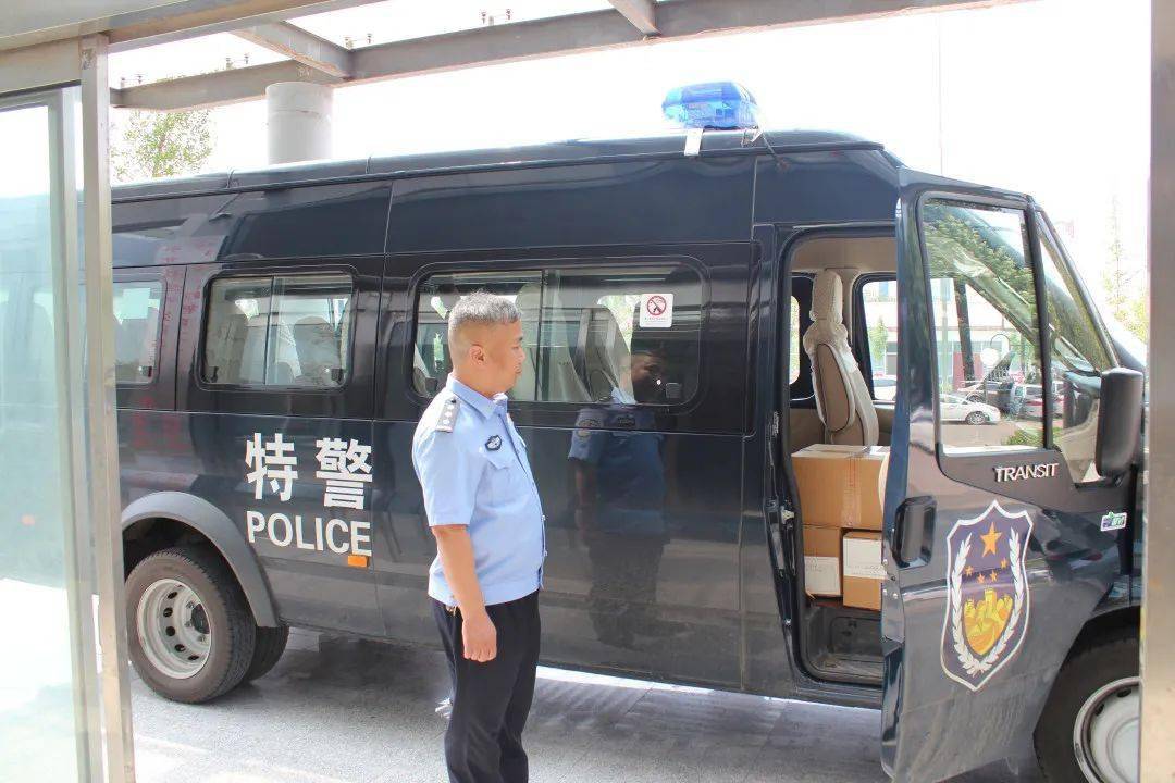 "特警车"出动,护航中考_参加考试