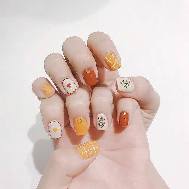 这个夏天你还少一款清新的格纹美甲!_元素