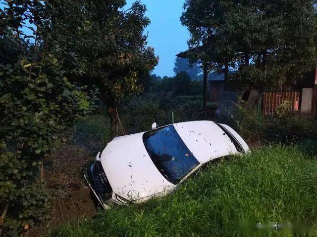 姜堰溱湖大道上一辆轿车冲进水沟事故原因