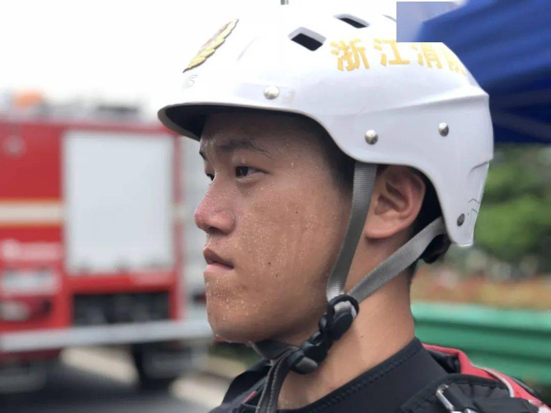 护送转移32人│应急部消防救援局副局长魏捍东到作战点视察指导