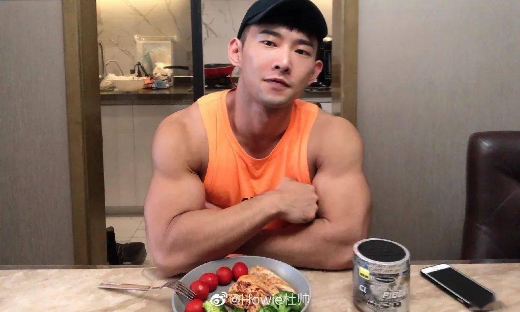 杭州小哥因胸毛走红,这个肌肉什么水平?_健身