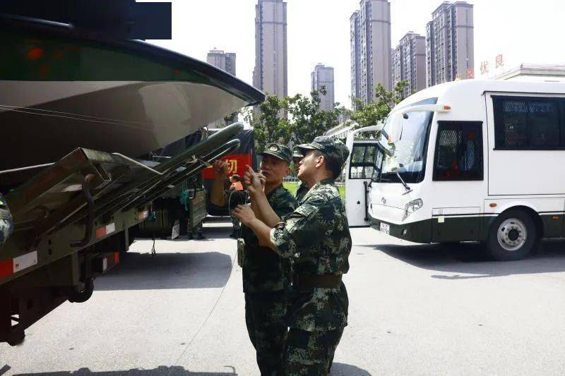 迎战洪魔亳州武警紧急出动