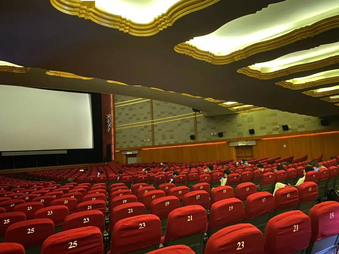 以宽阔著称,该场次的二楼位置没有开放,一楼观众多聚集在银幕正面区域