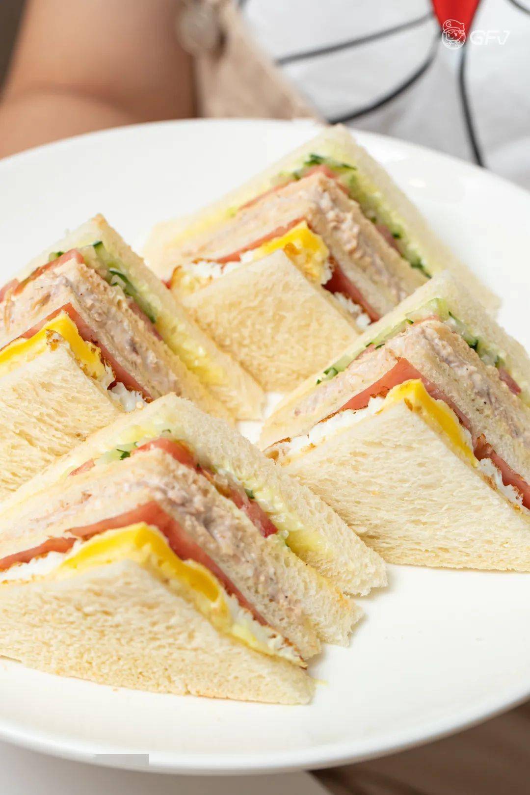 吞拿鱼总汇三明治