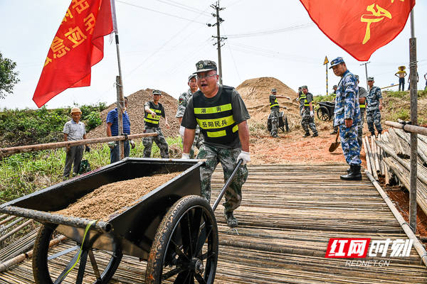 下午2点,准备工作结束,民兵们顾不得歇息,赶忙铲沙入车.