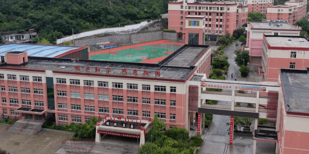 年的张栽喜是东阳市横店镇人,高级教师,先后在防军初中,千祥高中任教