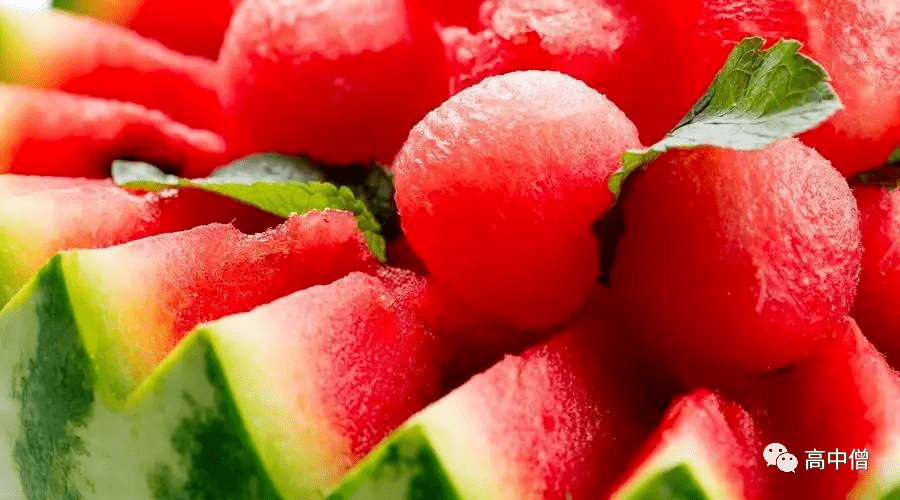 用勺子挖出的西瓜也就是圆的 你看了圆圆的西瓜 对甜味的感知也就更