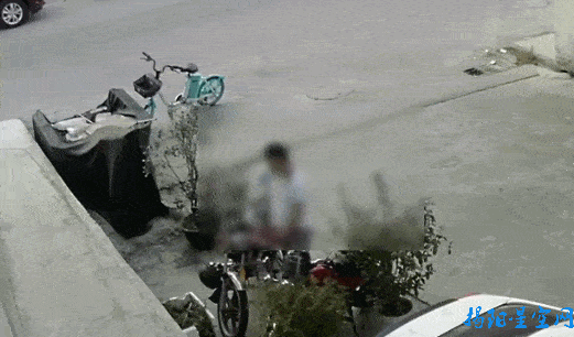 揭阳市区东山村一男子随地小便全程被监控拍下