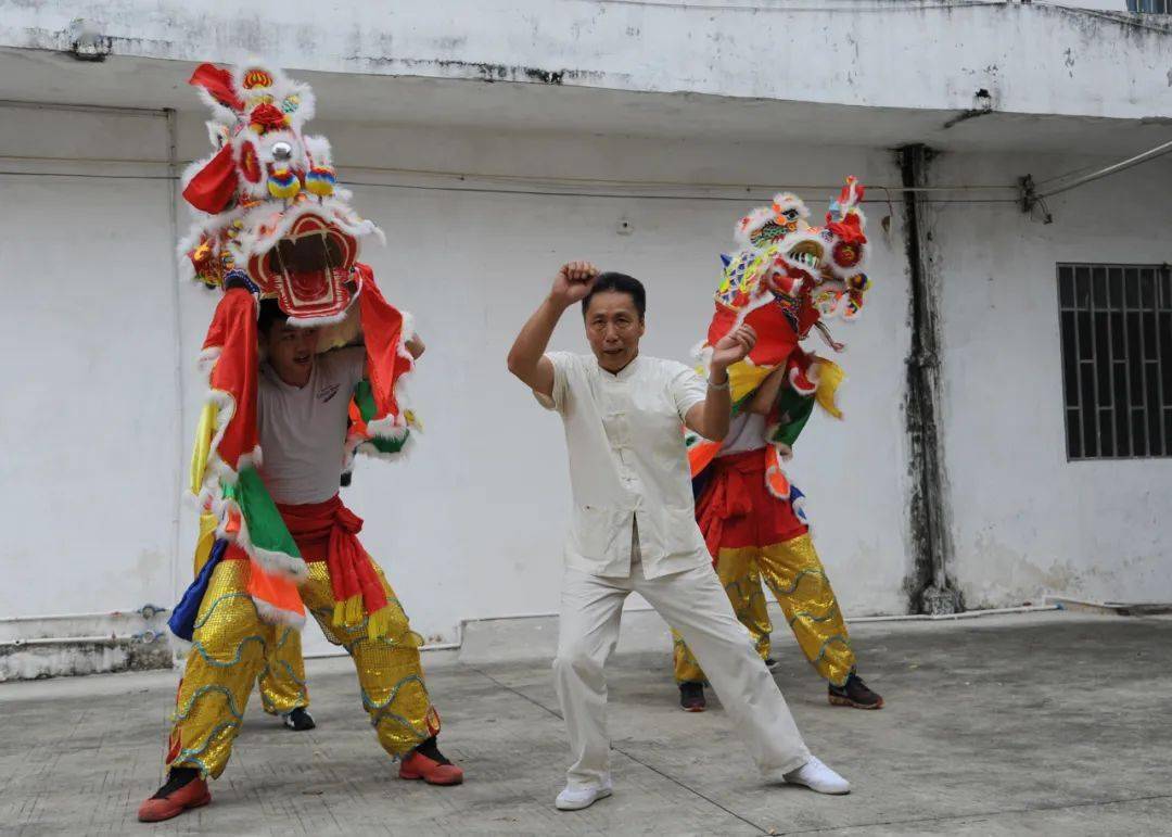 被列入省级非遗名录三角麒麟舞2009年都有舞麒麟庆贺的习俗新船下水等