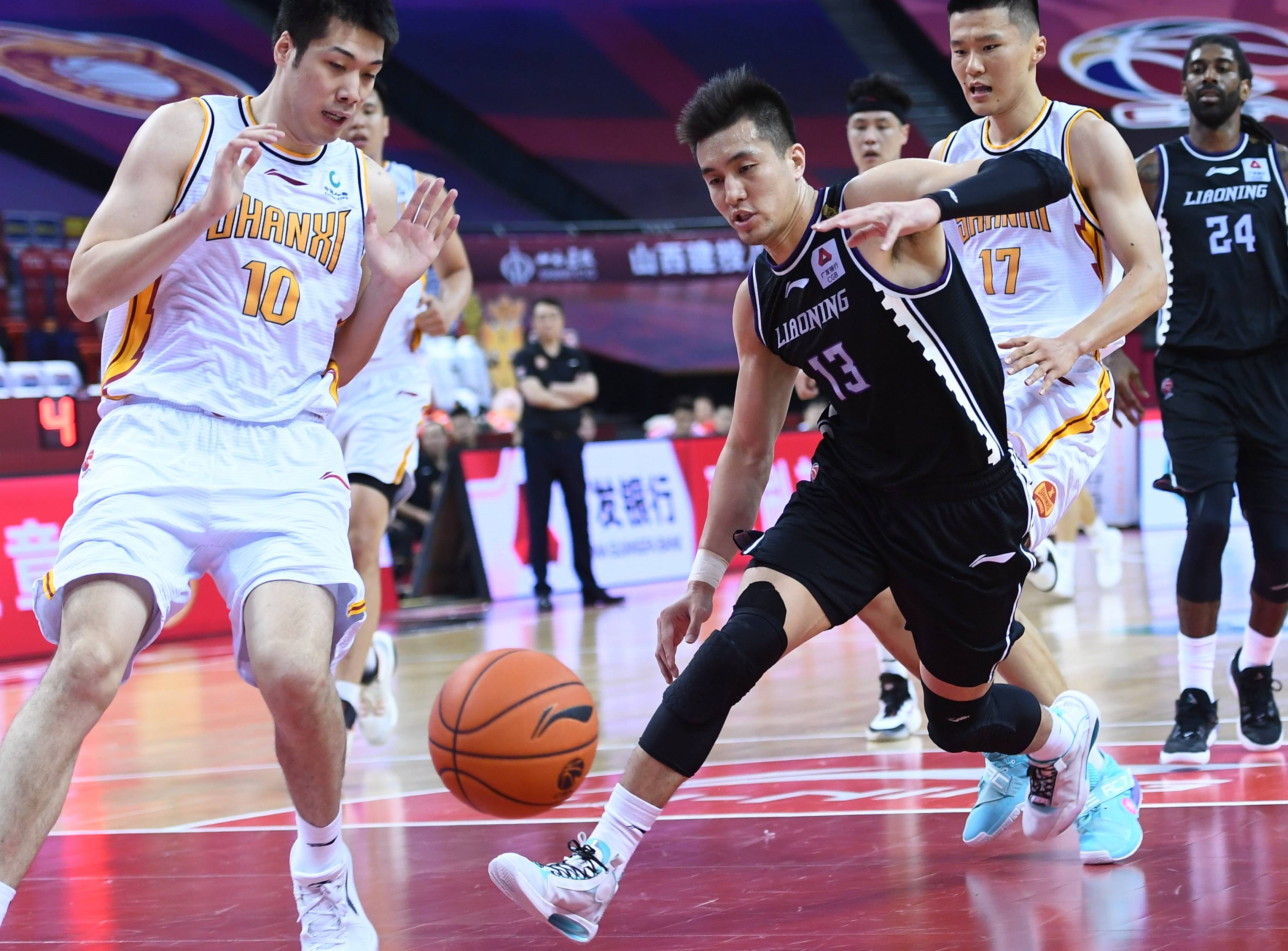 7月22日,辽宁本钢队球员郭艾伦(右前)在比赛中突破.