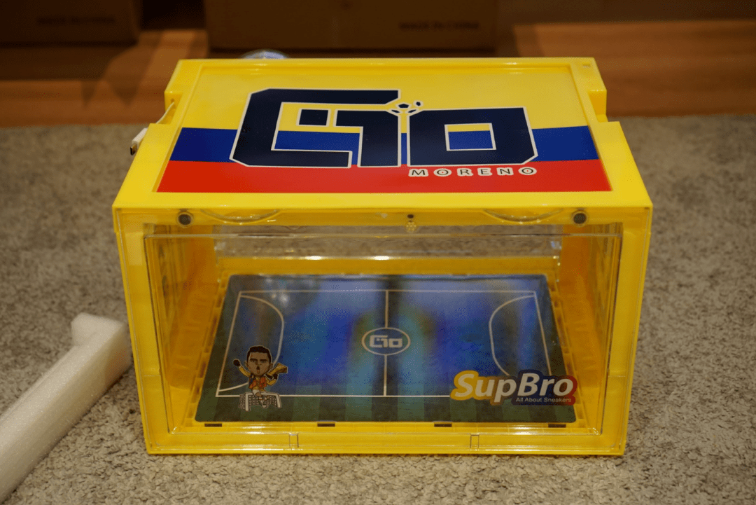 鞋盒里面是片"足球场",足球场中央写着"老板"名字,鞋盒正面的透明盖子