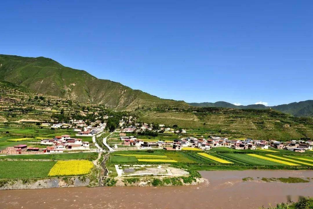 贾宝财家住纳浪镇朝勿村,近几年,他当上了村里的护林员,搞起了养殖业