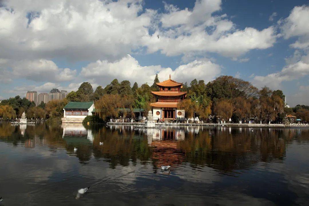 相信你中学时期都背过一首《大观楼长联》,乾隆年间,名士孙髯翁登大观