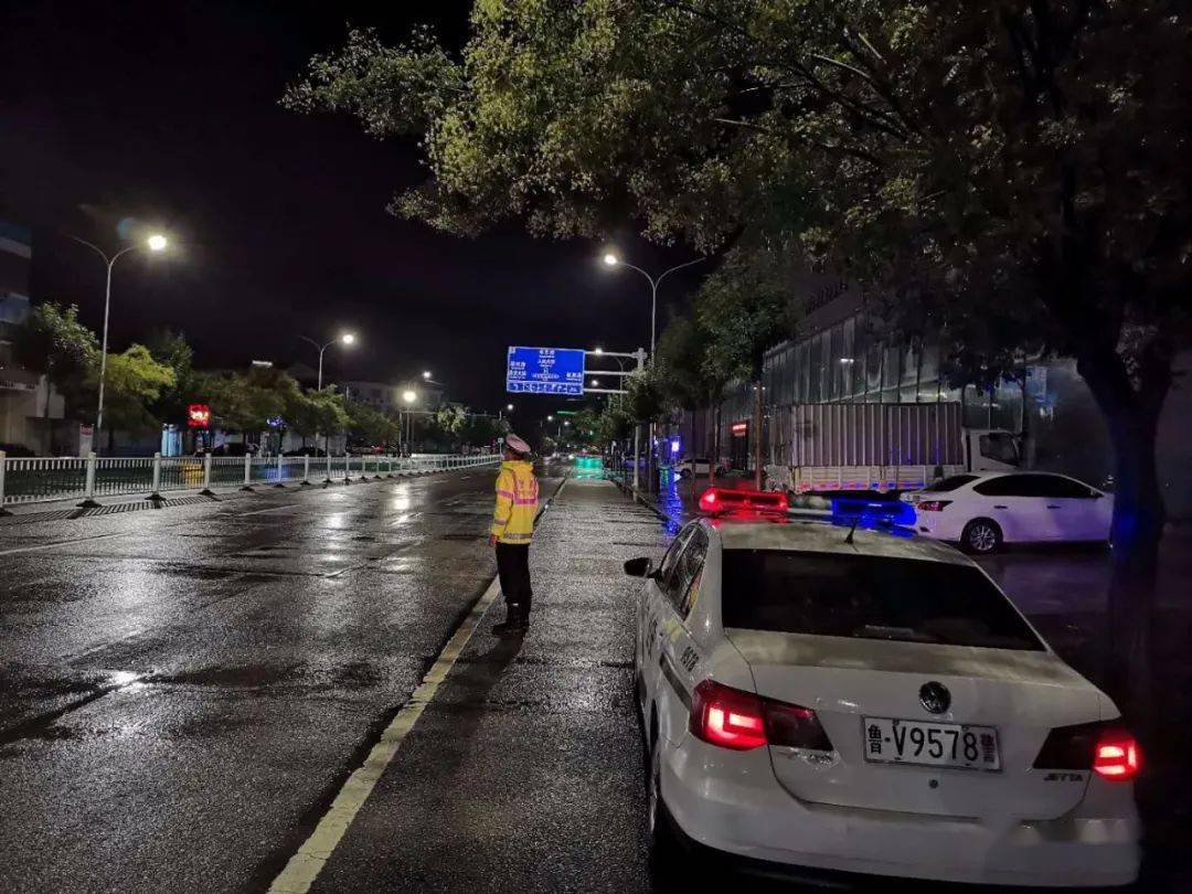 强降雨来袭,雨中交警成了最温情的路标_雨天