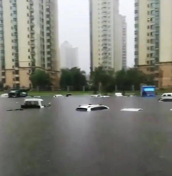 暴雨刷屏!市内乘船,汽车没顶…河南多地成"水城!今晚还有大雨