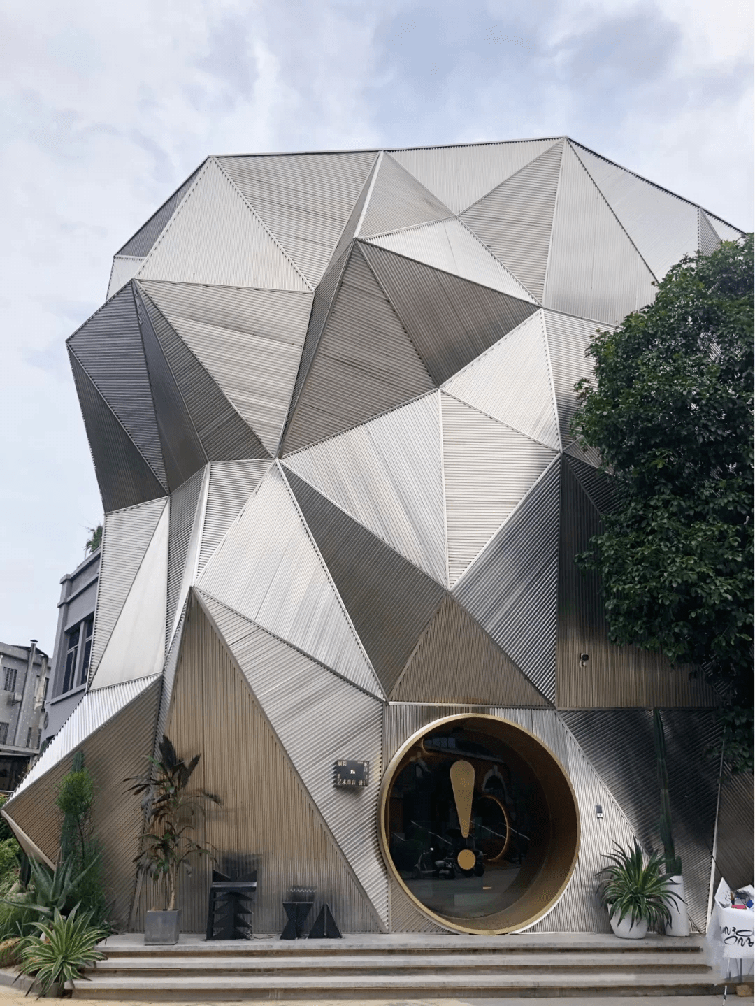 来到这家孟菲斯家居馆 崖空间yaspace,还未进入,建筑不规则的张扬的