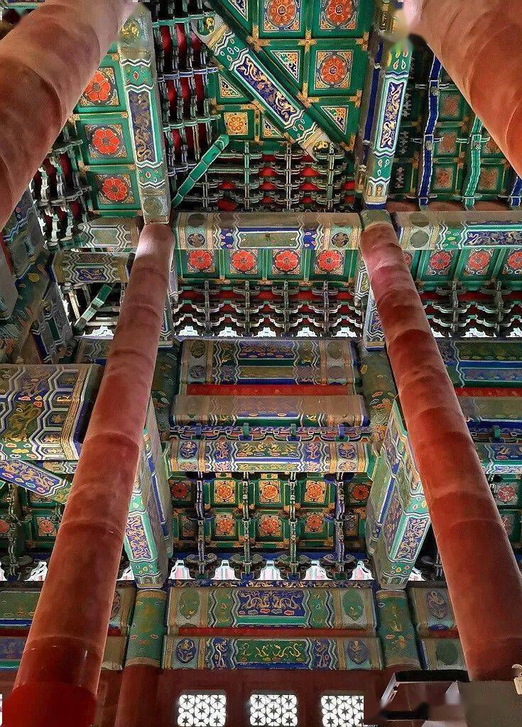 大殿外以方池相环又设四琉璃门既如同金刚宝座塔上的五塔布局又好似