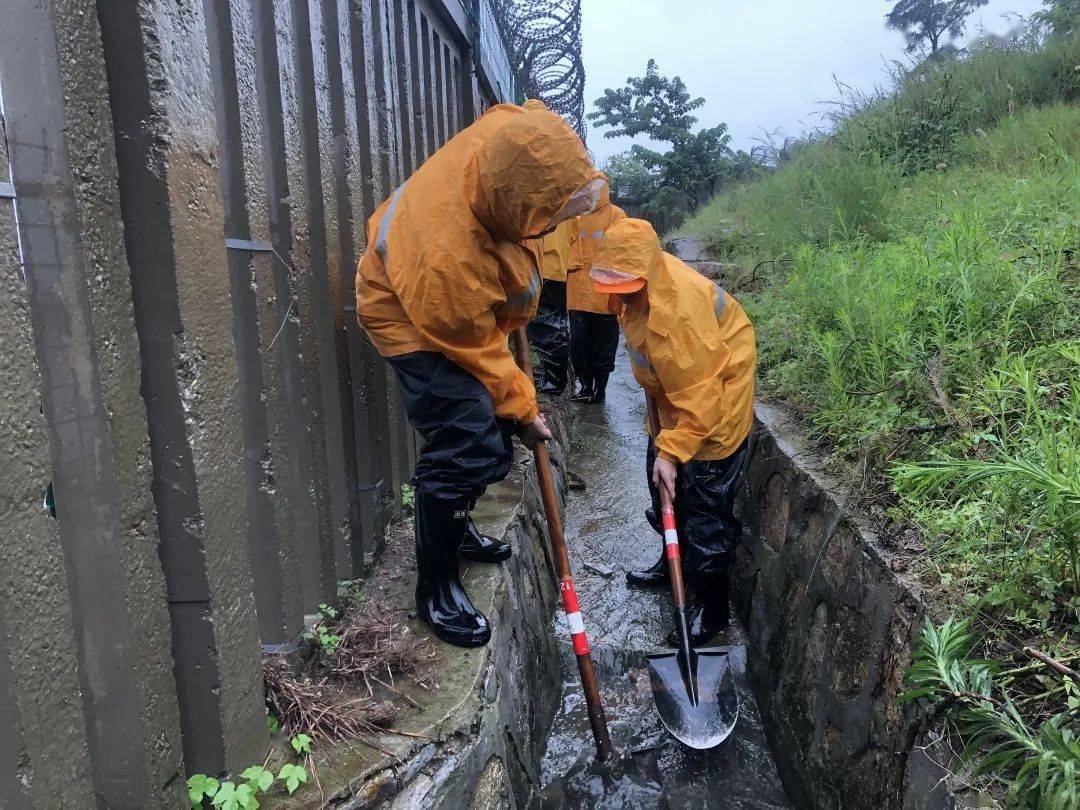你没看错,这就是雨靴里倒出来的水!