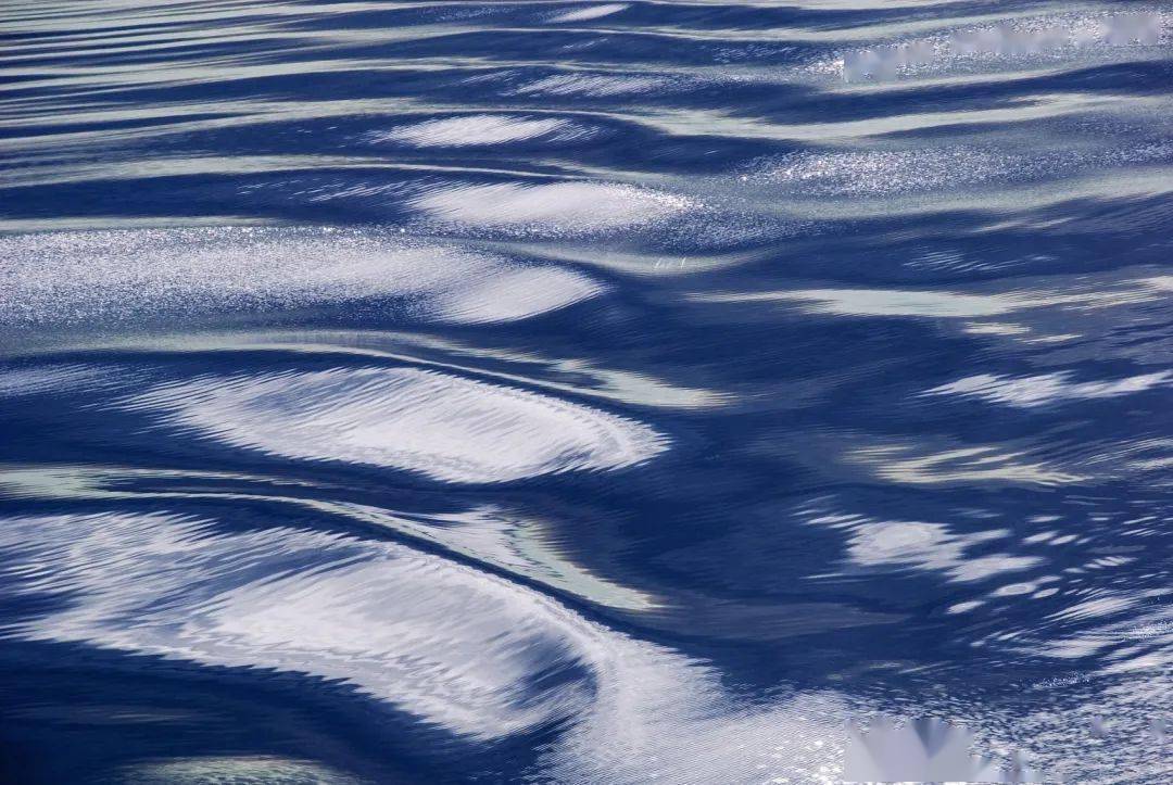 "涌浪"的方向与海面实际的风向无关